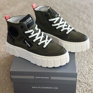 New in box Palladium Pallatower Hi Olive Sneakers